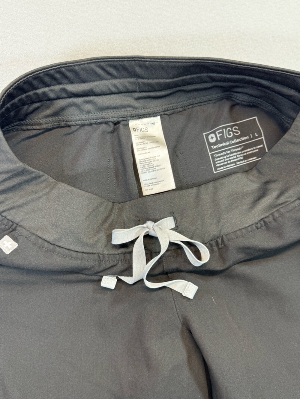 Women’s Figs Zamora Jogger Black Scrub Pants, Large - Picture 3 of 3